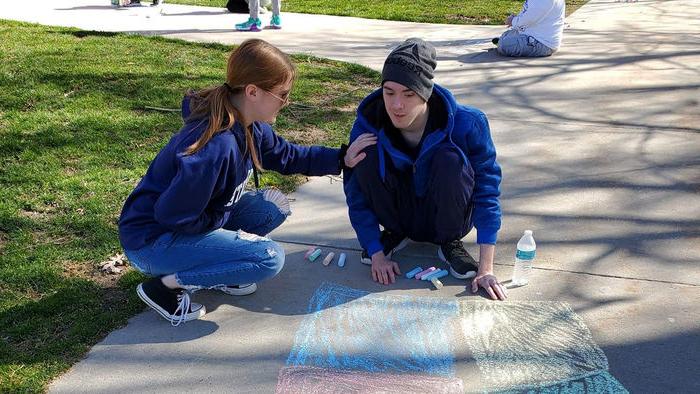 卡森 and Sydney at a sidewalk chalk event through <a href='http://3k.kusanagiatsuko.com'>十大网投平台信誉排行榜</a>阿尔图纳分校’s student organization We Are Friends.
